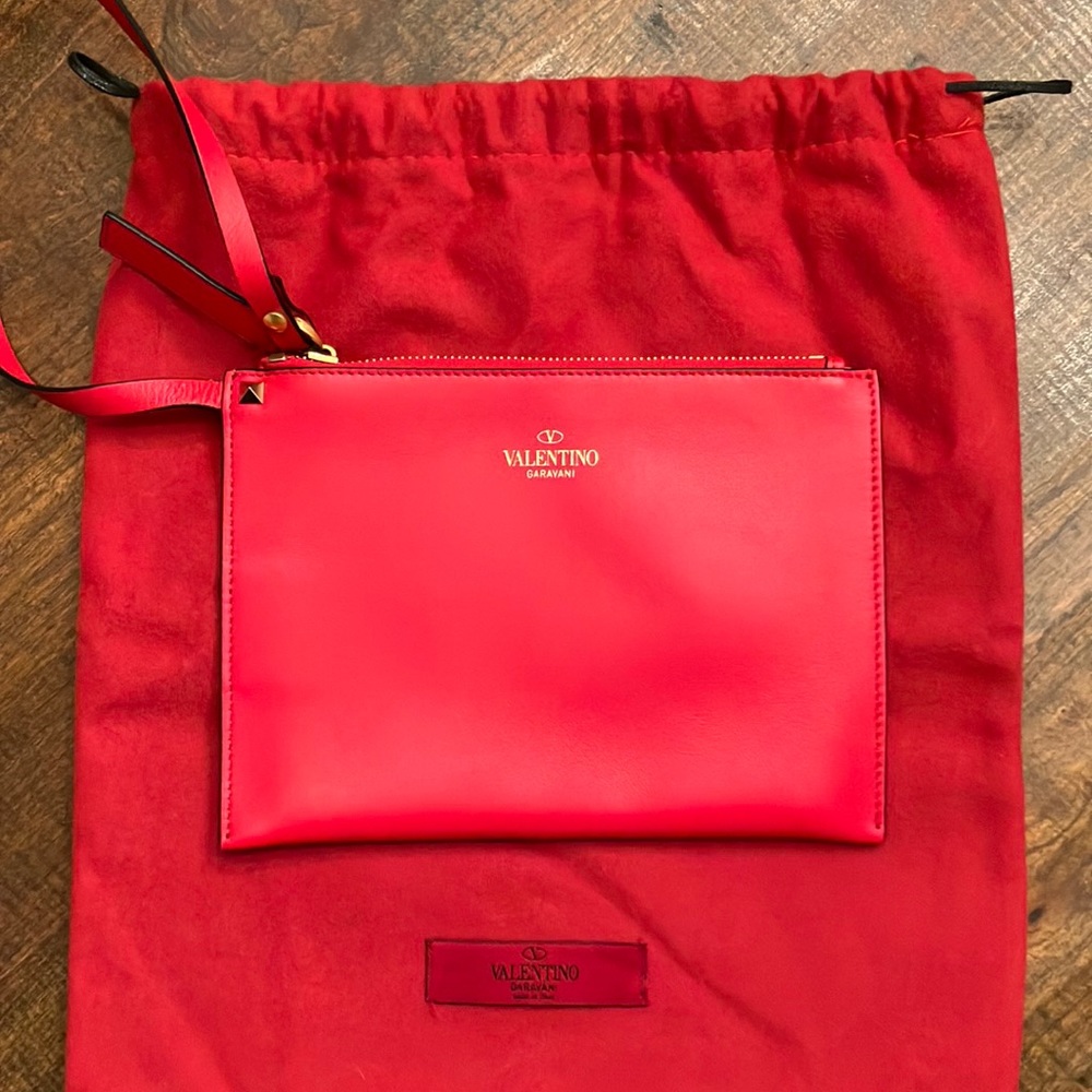❤️ Valentino Rockstud Wristlet ❤️